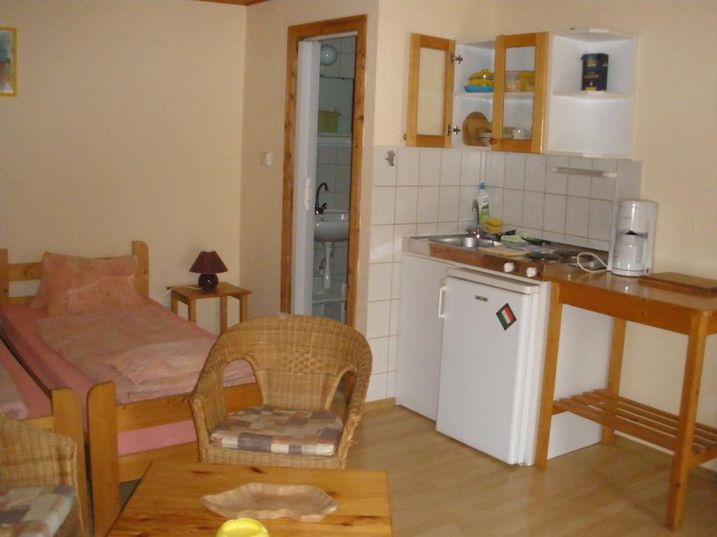 Emilia Apartmanhaz Hévíz Стая снимка