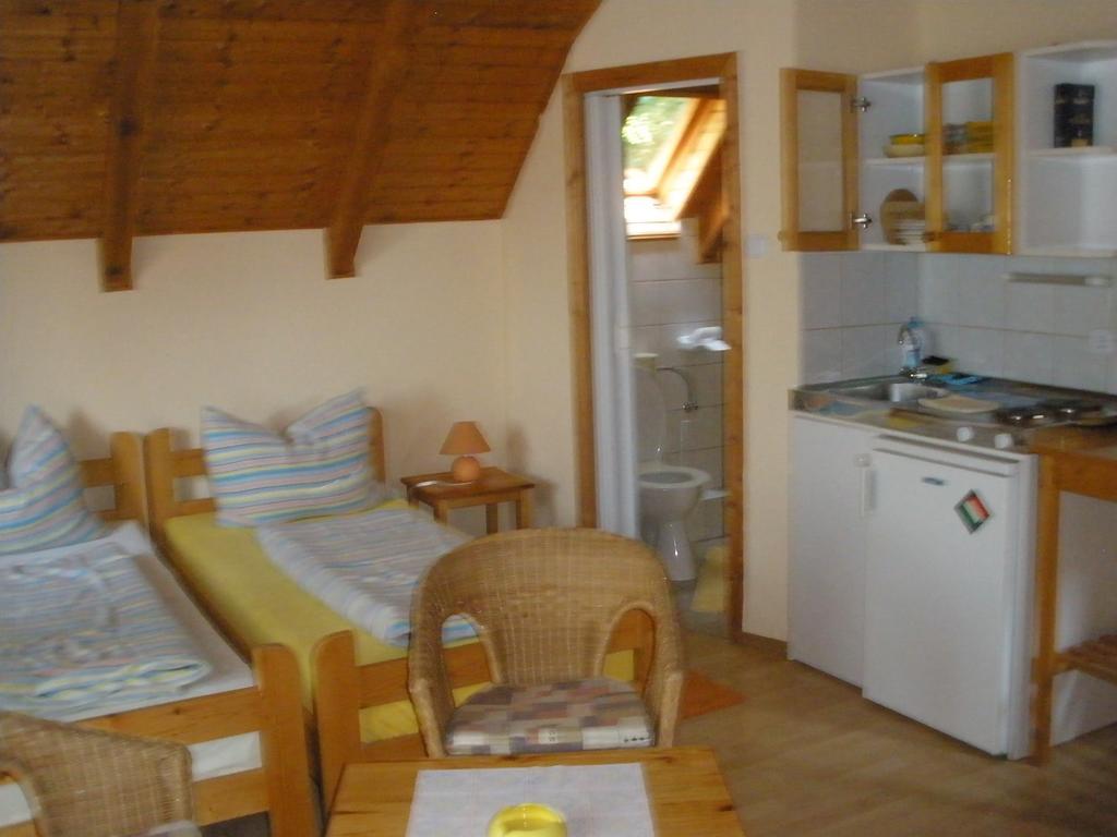 Emilia Apartmanhaz Hévíz Стая снимка