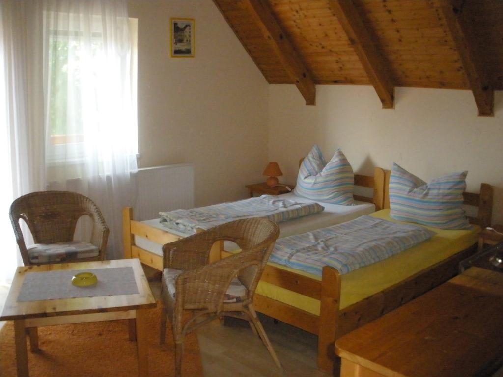 Emilia Apartmanhaz Hévíz Стая снимка