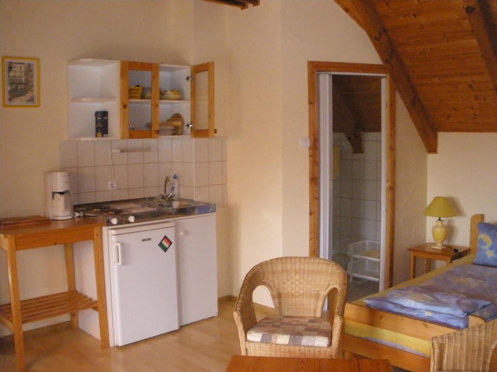 Emilia Apartmanhaz Hévíz Стая снимка
